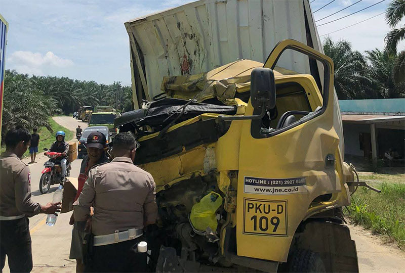 Personel Satuan Lalu Lintas Polsek Batang Gansal saat melakukan evakuasi terhadap korban, Senin (2/6/2025).