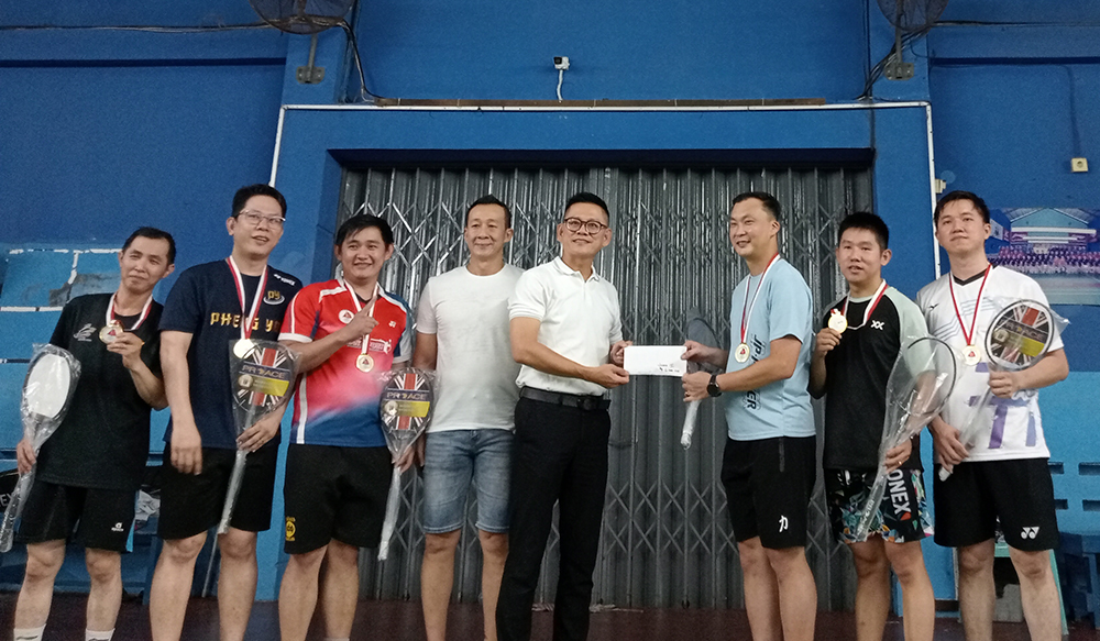 Ketua IKTS Pekanbaru, Tohan, menyerahkan hadiah untuk para pemenang pada ajang Kejuaraan IKTS Cup ke-15 di Sekretariat IKTS Pekanbaru, Jalan Tanjung Datuk, Ahad (1/6/2025).