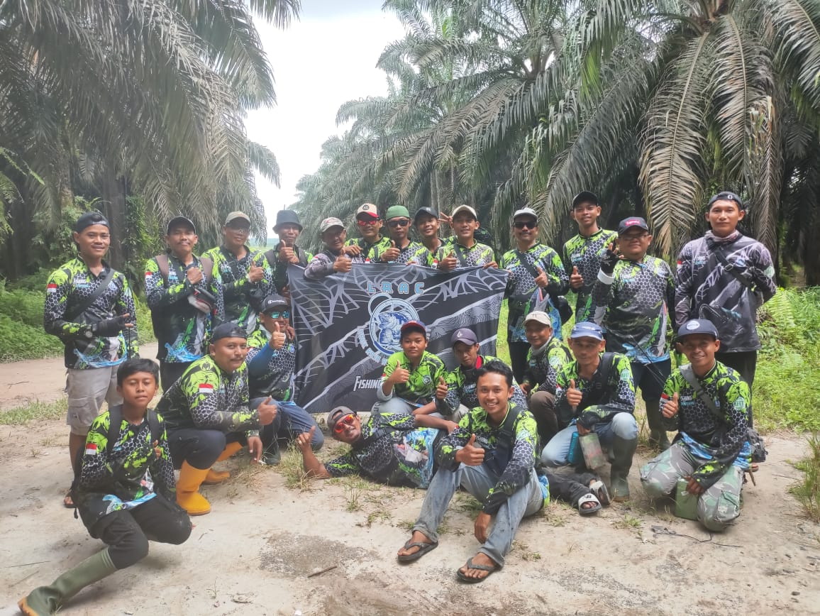 Anggota Komunitas LRAC foto bersama saat  mengikuti iven lomba mancing di Riau, beberapa waktu lalu.