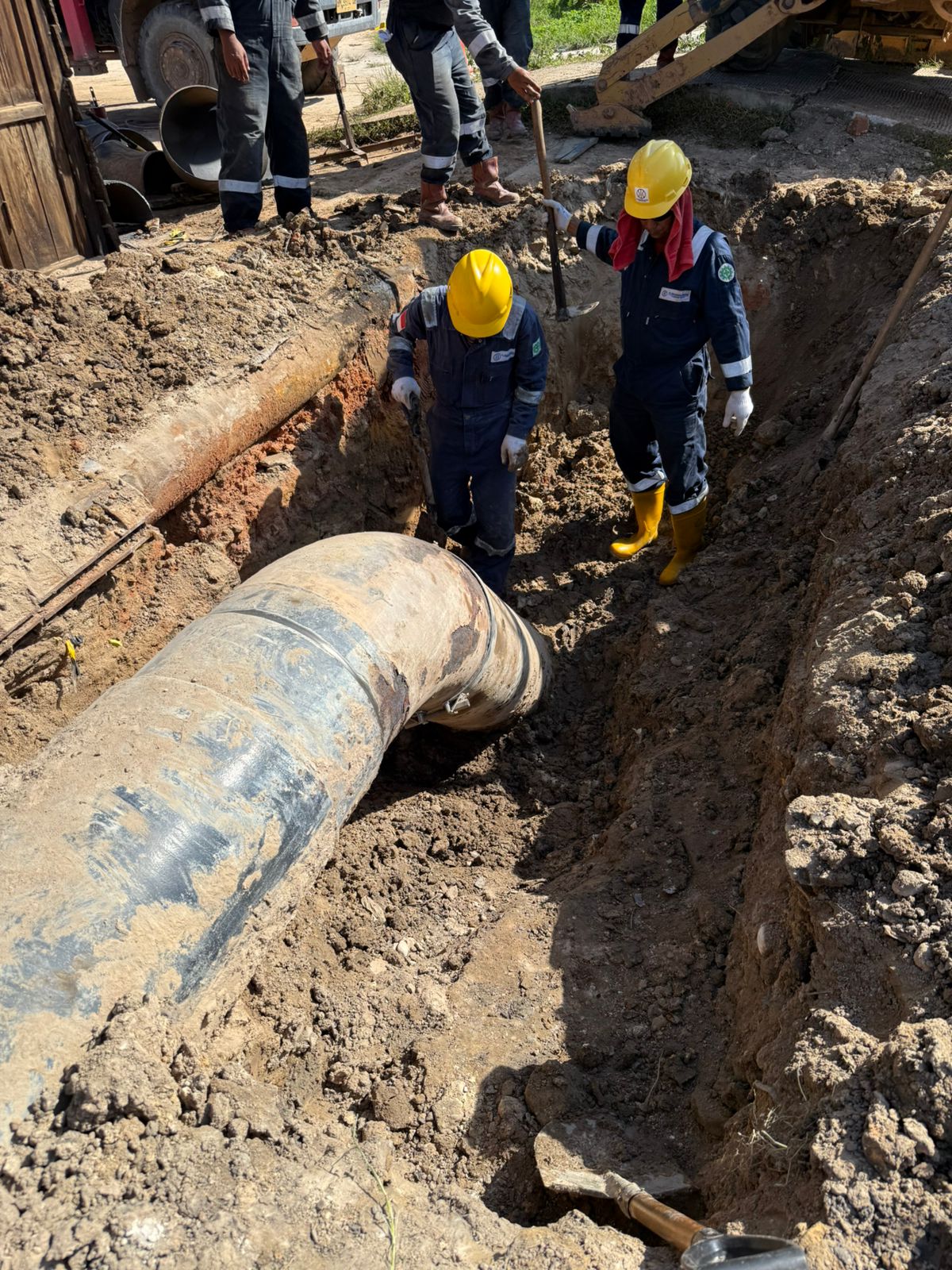 Petugas PHR melakukan perbaikan pipa bocor di daerah Sintong Kecamatan  Tanah Putih, Senin (2/6/2025).