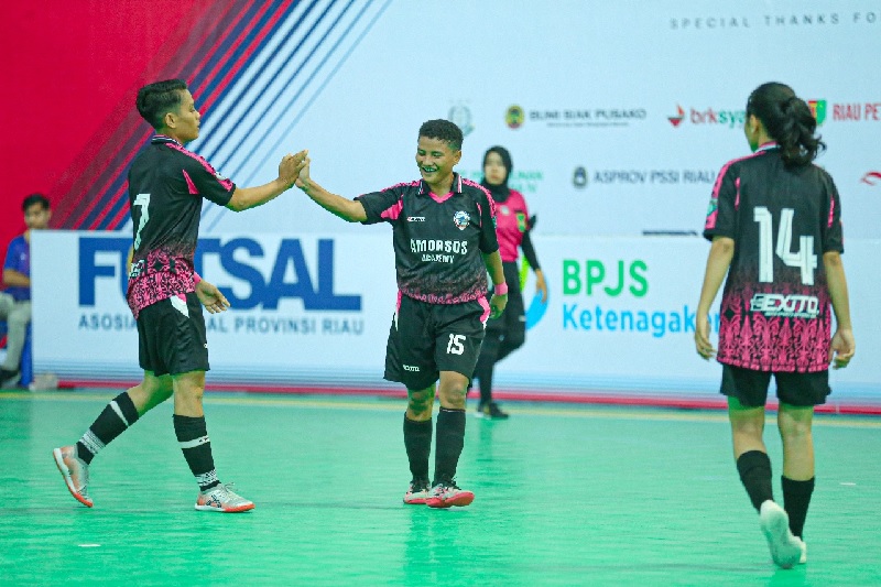 Pemain Amorsos Academy melakukan selebrasi usai mencatak fol ke gawang PJR DD Dumai  dalam pertandingan leg 2 Adhyaksa LFN Zona 2025 di Hall A Sport Center Rumbai, Selasa (3/6/2025)