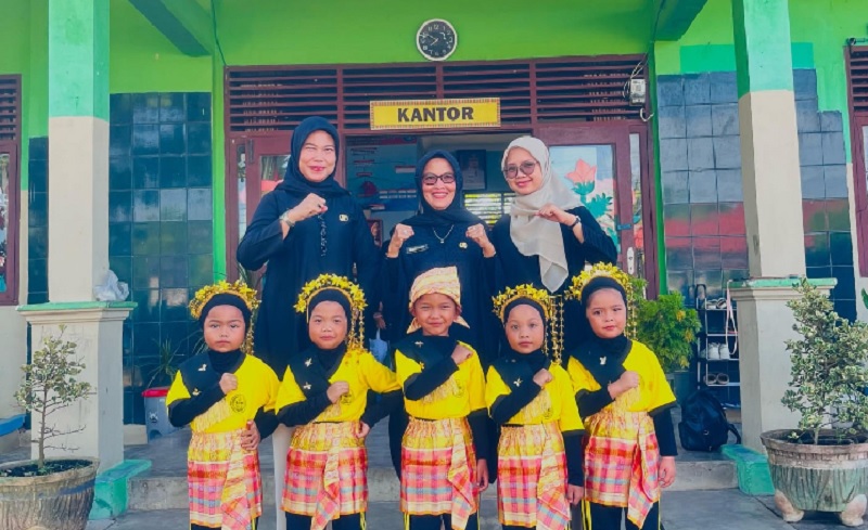 Kepala TK Negeri Pembina Rengat Barat, Nopriyenti SPd AUD didampingi dua guru pendamping foto bersama dengan Tim Pesona Bina, Selasa (3/6/2025)