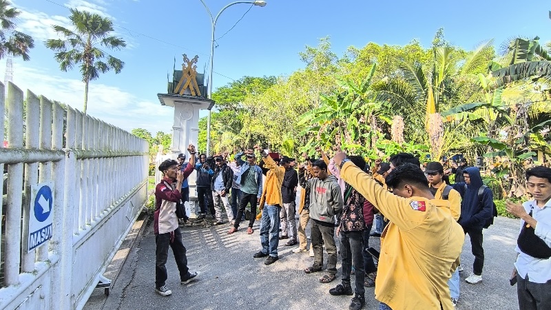 Puluhan mahasiswa sedang unjuk rasa di depan kantor Bupati Inhil, Jalan Akasia Tembilahan, Selasa (3/6/2025).