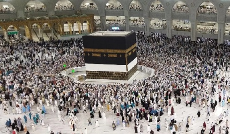 Jemaah haji di depan Kakbah.