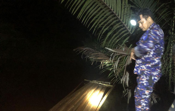 Petugas Satpolairud Polres Meranti saat menemukan kayu olahan hasil hutan ilegal di Perairan Dedap, Kecamatan Tasik Putri Puyu, Kabupaten Kepulauan Meranti, Ahad (1/6/2025) malam.