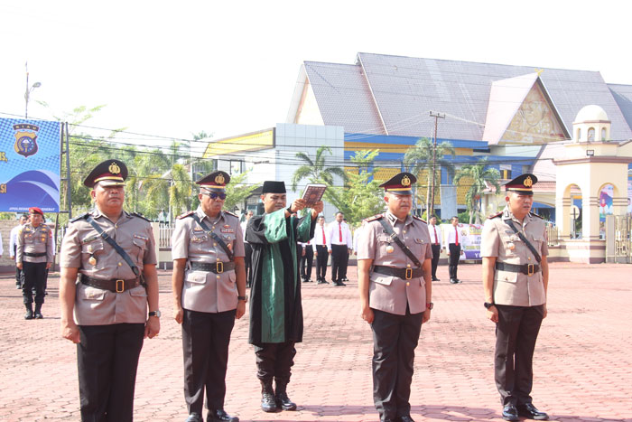 Jabatan Kabag Ren, Kapolsek Bengkalis dan Kapolsek Rupat diambil sumpah jabatan oleh Kapolres Bengkalis AKBP Budi Setiawan di Lapangan Mapolres Bengkalis, Selasa (3/6/2025).