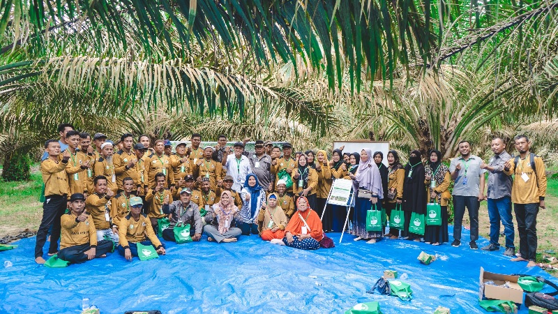Para petani mitra Sub Holding Perkebunan Nusantara PTPN III (Persero), PTPN IV PalmCo yang tergabung ke dalam KUD Makarti Jaya foto bersama, beberapa waktu lalu.