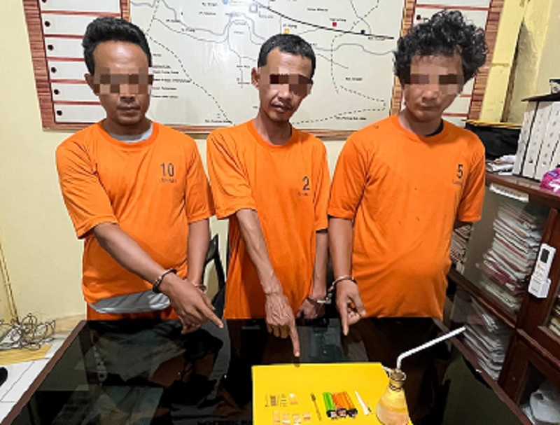 Tiga tersangka sabu diamankan Polsek Kuantan Hilir, Senin (2/6/2025) siang.