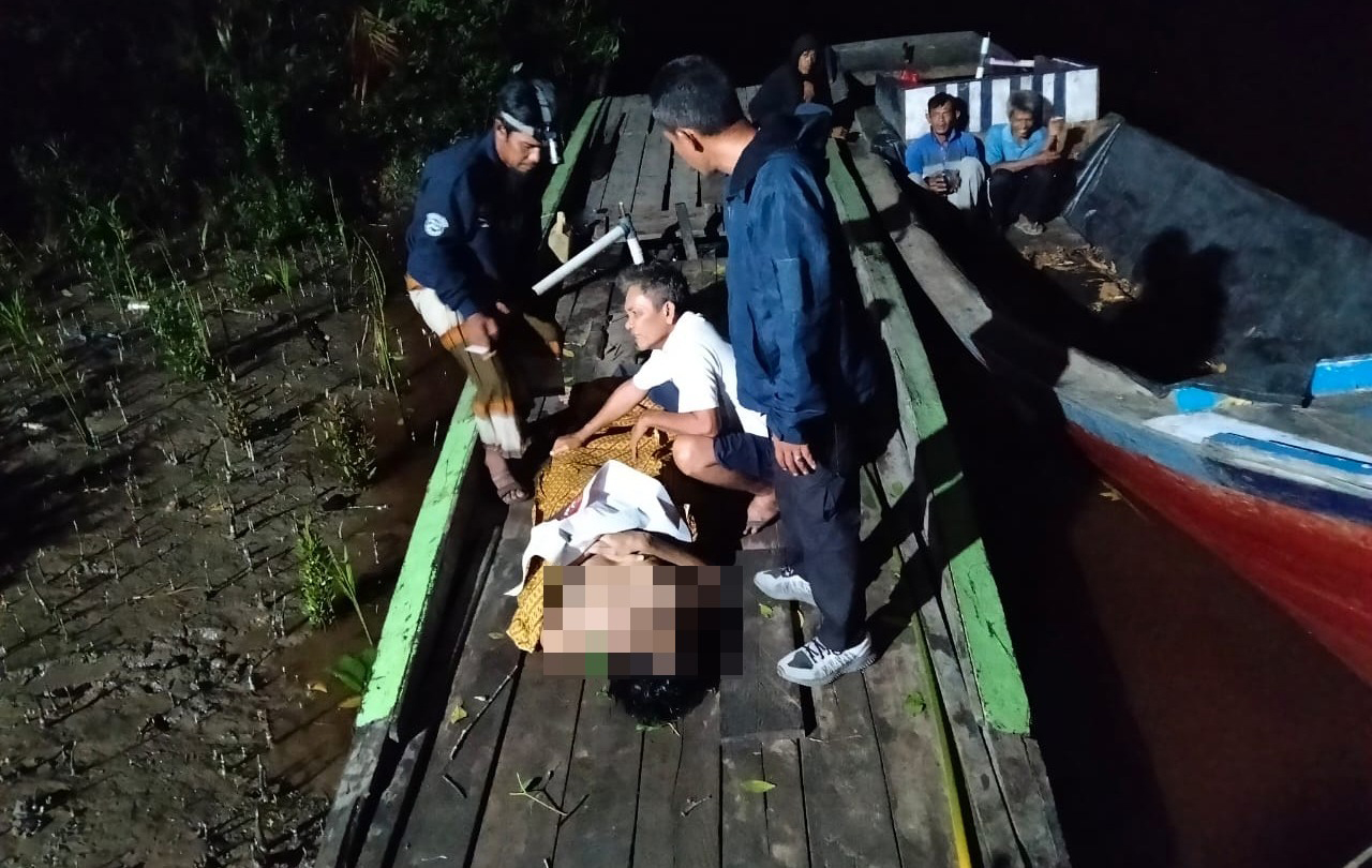 Petugas kepolisan bersama warga mengevakuasi korban serangan buaya di Kecamatan Enok, Kabupaten Indragiri Hilir, Selasa (3/6/2025).