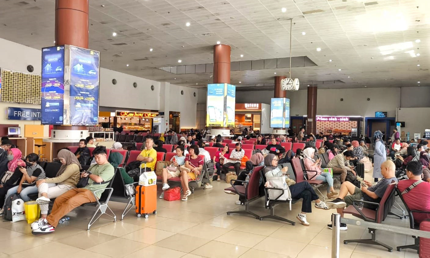 Suasana ruang tunggu Bandara Sultan Syarif Kasim II Pekanbaru yang ramai penumpang di momen libur panjang, beberapa hari lalu.
