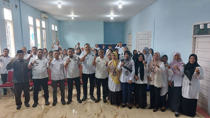 Camat  PKB OPD terkait  foto bersama usai mengikuti kegiatan penguatan program Kampung Keluarga Berkualitas se-Kota Pekanbaru, Rabu (4/6/2025).