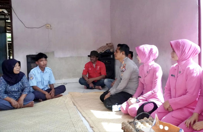 Kapolres Rohul AKBP Emil Eka Putra SIK SH MSi berikan motivasi dan semangat kepada Resta Lubis saat kunjungan silaturahmi ke rumah orangtua dari siswa viral SMAN 1 Bangun Purba, Selasa (3/6/2025).