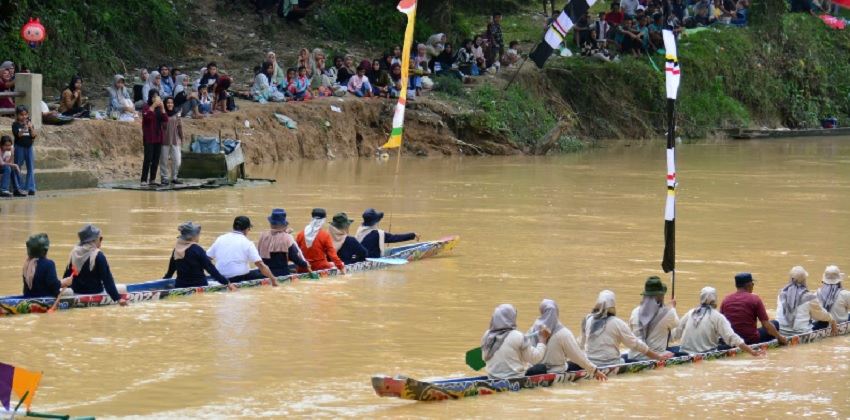 Pawai pacu jalur mini di Kecamatan Pucuk Rantau sebelum final, Selasa (3/6/2025) sore .