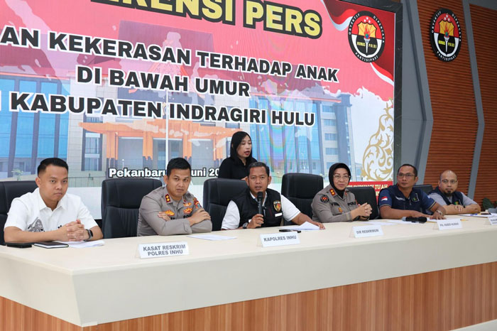 Dirkrimum Polda Riau Kombes Pol Asep Darmawan saat pimpin ekspos hasil autopsi kematian bocah kelas 2 SD di Indragiri Hulu, Rabu (4/6/2025).
