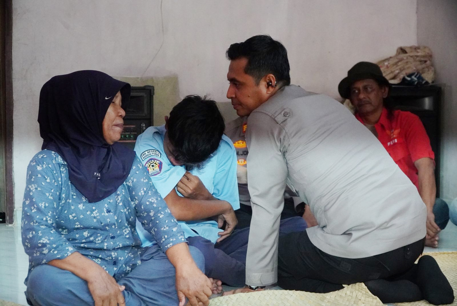 Resta Lubis didampingi ibunya Mariatun menaris haru saat dikunjungi Kapolres Rohul AKBP Emil Eka Putra SIK SH MSi beserta rombongan di rumahnya Desa Bangun Purba Timur Jaya, Selasa (3/6/2025).