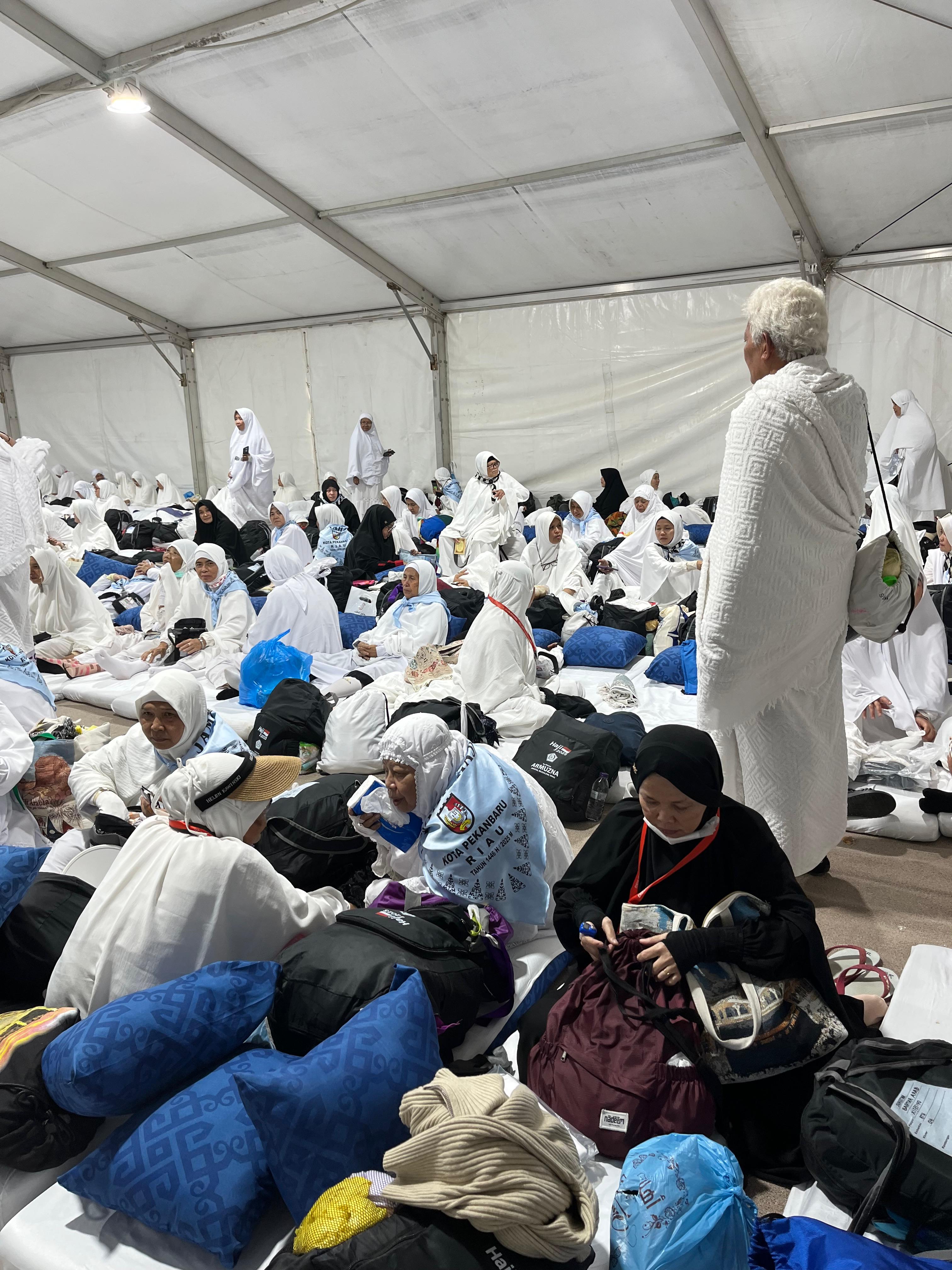 Jemaah calon haji Riau saat berada di tenda Armuzna, Rabu (4/6/2025). Tenda Armuzna dilengkapi dengan berbagai fasilitas, termasuk AC, kasur, selimut, es krim serta minuman dingin untuk menjaga kesega