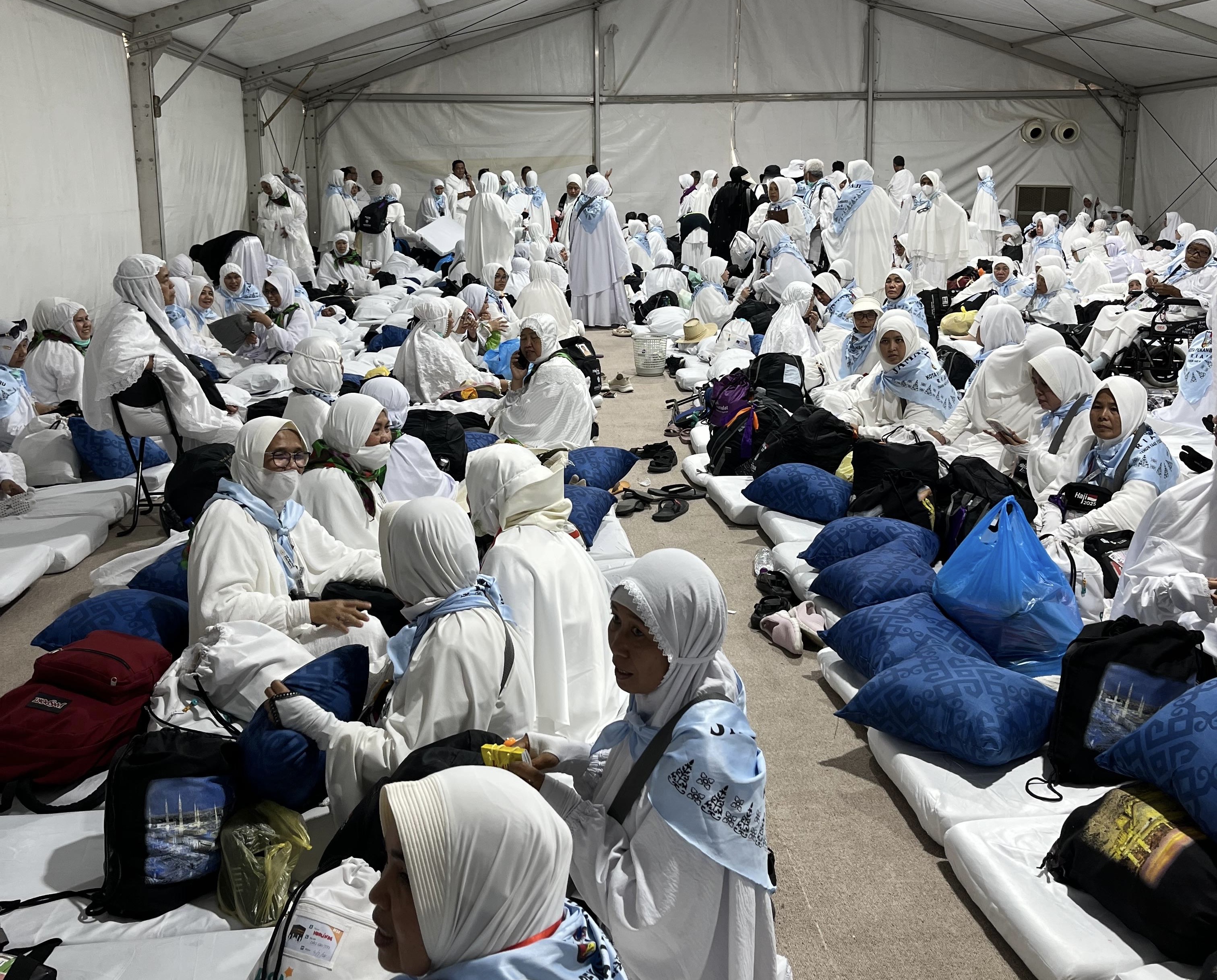 Suasana Jemaah Haji asal Riau di tenda usai melaksanakan Wukuf di Arafah, Kamis (5/6/2025).