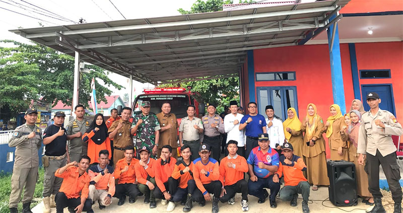 Kepala KPBD Inhu, Mulyadi SSos dan personel foto bersama dengan Camat Peranap, pihak TNI dan kepolisian pada acara penempatan mobil Damkar, Kamis (5/6/2025).