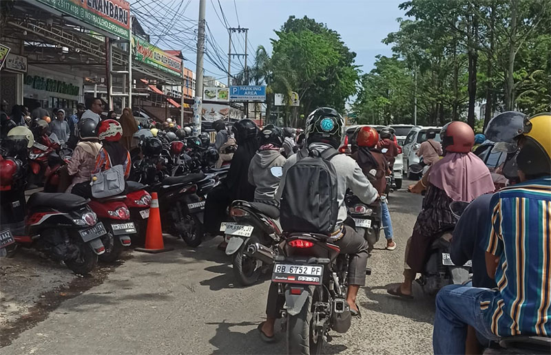 Kemacetan terjadi di depan toko oleh-oleh Insyira, Jalan Arifin Achmad Pekanbaru, Kamis (5/6/2025).