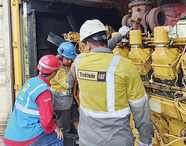 Petugas PLN Bengkalis sedang melakukan perbaikan mesin di lokasi pembangkit listrik tenaga diesel (PLDT) di Desa Pangkalan Batang, Bengkalis, Rabu (4/6/2025).