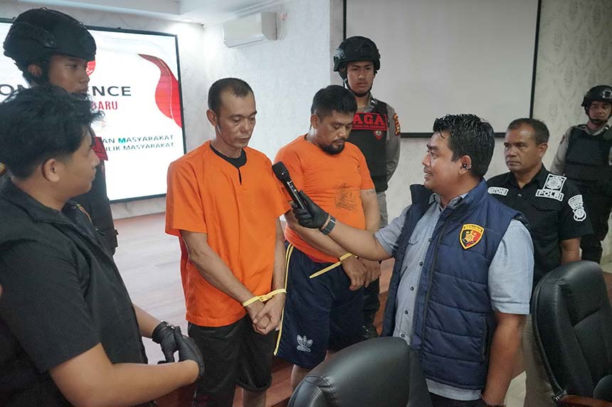 Kasatreskrim Polresta Pekanbaru Berry Juana Putra meminta keterangan dari tersangka saat ekspose kasus pencurian isi brankas Kantor Pos di Mapolresta Pekanbaru, Rabu (4/6/2025).