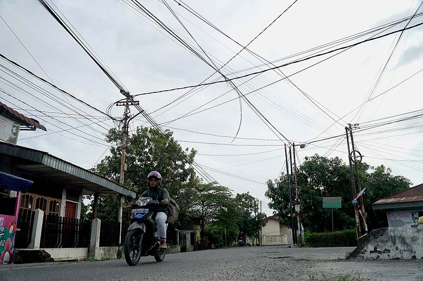 Jaringan kabel telekomunikasi dipasang bertumpuk dan semrawut&nbsp;di tiang-tiang Jalan Arjuna, Kecamatan Payung Sekaki, Pekanbaru, Rabu (4/6/2025).