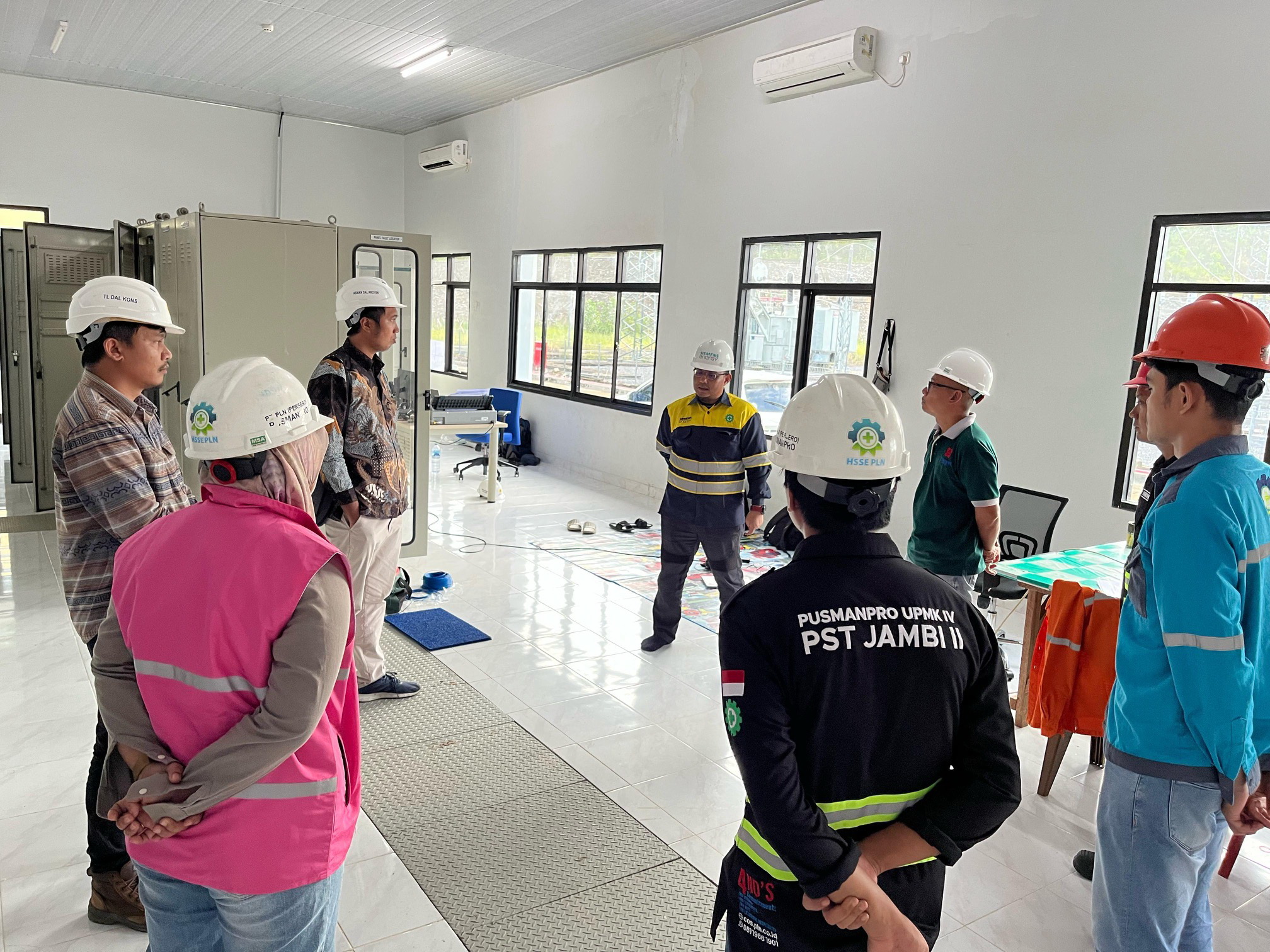 Karyawan PLN UIP SBT berfoto bersama setelah sukses melakukan energize Saluran Udara Tegangan Tinggi (SUTT) 150 kV Kuala Tungkal-Pelabuhan Dagang Line#1 serta Gardu Induk 150 kV Pelabuhan Dagang Bay