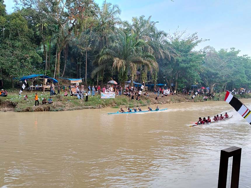 PANITIA PACU JALUR UNTUK RIAU POS PACU JALUR: Dua jalur berpacu pada iven pacu jalur mini di Kecamatan Pucuk Rantau, Selasa (3/6/2025) sore.