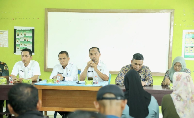 Plt Kepala DKPP Rohul Zulfikar SP didampingi Kabid Pengaraian Dinas PUPR Rohul memimpin musyawarah Penertiban Pemakaian Air Irigasi Osaka untuk Usaha Budidaya Kolam Ikandi ruang rapat MDTA Baitul Ulum