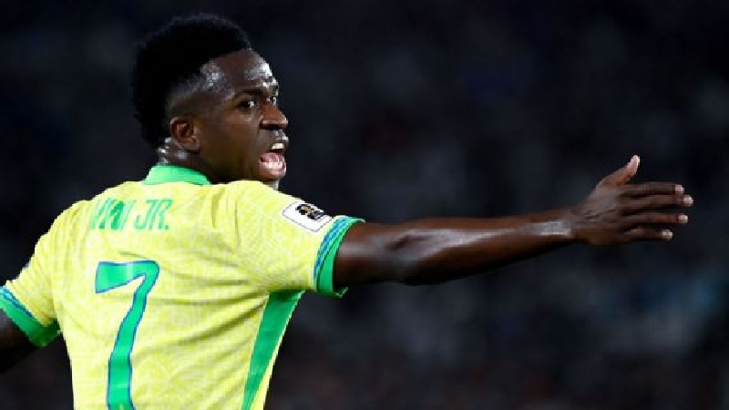 Vin&iacute;cius J&uacute;nior kesulitan untuk meniru performa seperti di Real Madrid-saat bermain untuk Timnas Brasil.