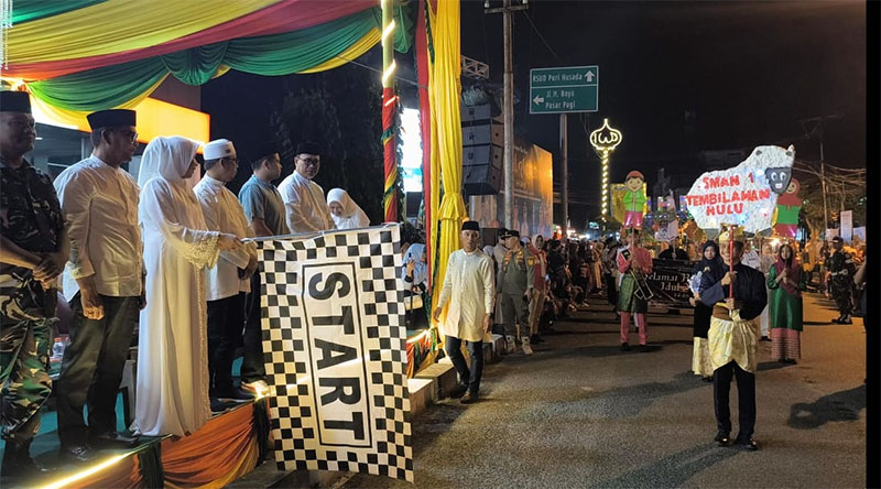 Wakil Bupati Inhil, Yuliantini bersama Forkopimda melepas peserta pawai takbir di Jalan Sudirman, Tembilahan, Kamis (5/6/2025).
