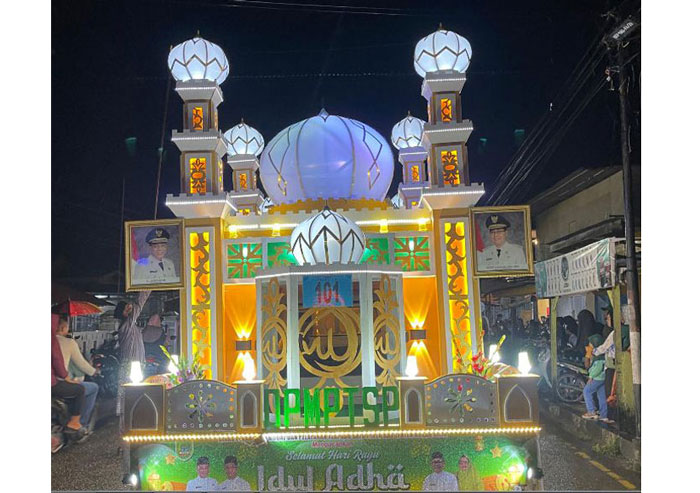 Miniatur masjid DPMPTSP Rohil saat pawai takbir di Bagansiapiapi, Kamis (5/6/20205) malam.