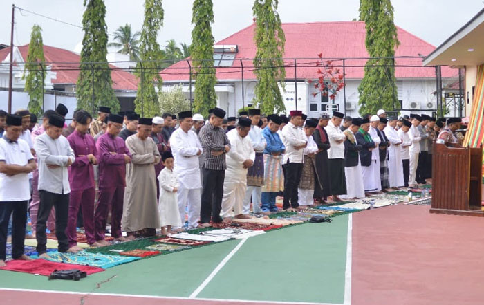 Bupati Rohil H Bistamam saat mengikuti salat idul adha di Lapangan Perteba, Bagansiapiapi, Jumat (6/6/2025) pagi.
