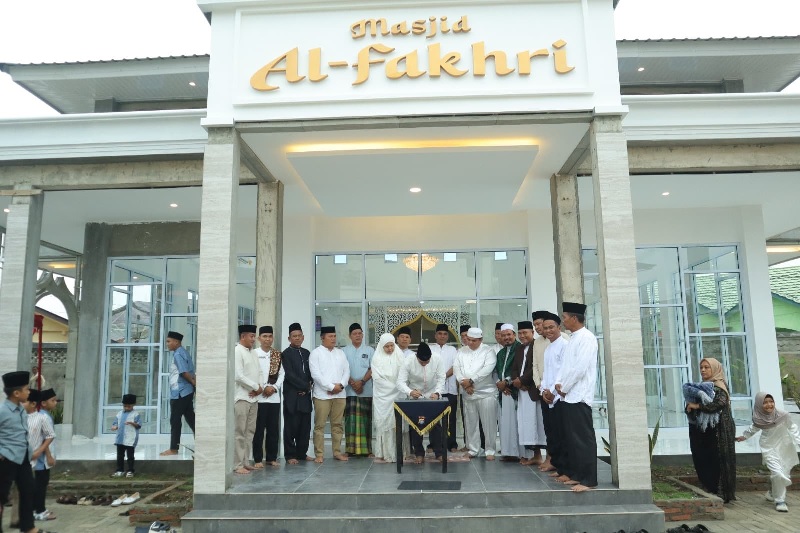 Kapolres Inhu, AKBP Fahrian Saleh Siregar SIK MSI menandatangani prasasti peresmian Mesjid Al-Fakhri, Jumat (6/6/2025)