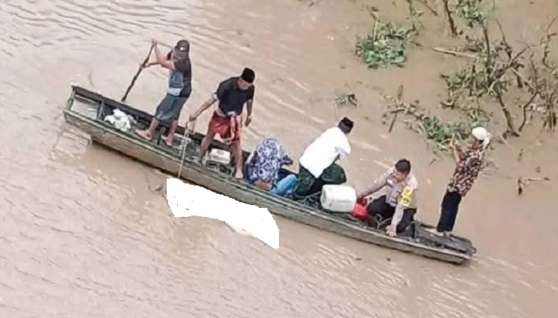 Petugas kepolisian dibantu warga sedang mengevakuasi mayat yang ditemukan di bawah Jembatan Sungai Gergaji, Kecamatan Keritang, Kabupaten Inhil, Jumat (6/6/2025).
