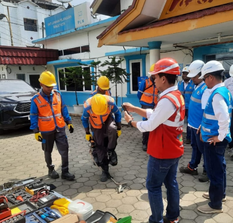 Personel PLN UP3 Rengat mengecek peralatan sebagai bentuk kesiagaan pasokan listrik selama Iduladha, Jumat (6/2025)