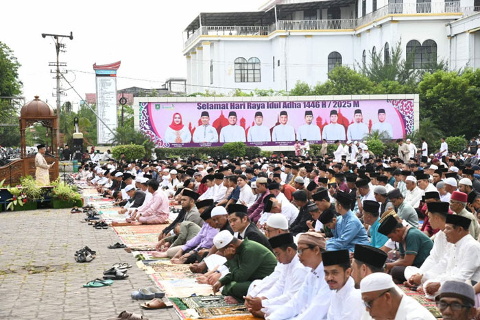 Umat Islam di Pulau Bengkalis mengikuti Salat Idul Adha berjamaah di Lapangan Tugu Bengkalis, Jumat (6/6/2025).