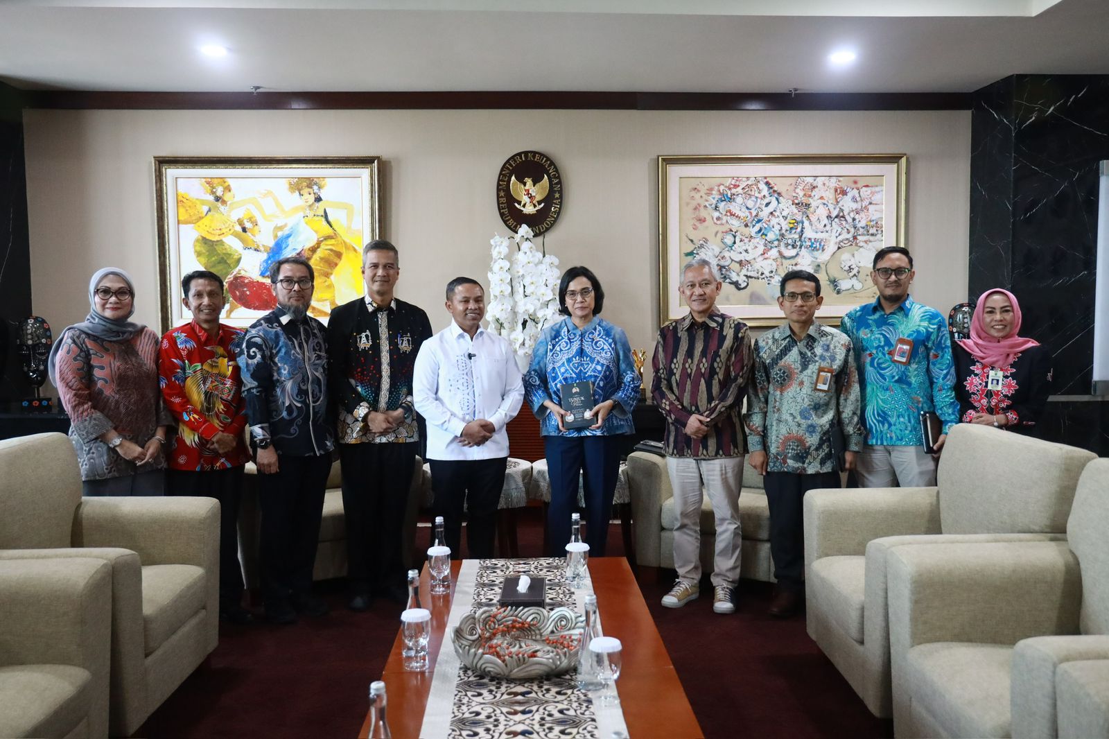 Gubernur Riau Abdul Wahid (lima kiri) foto bersama Menteri Keuangan Sri Mulyani (lima kanan) saat pertemuan di Jakarta, Kamis (5/6/2025).