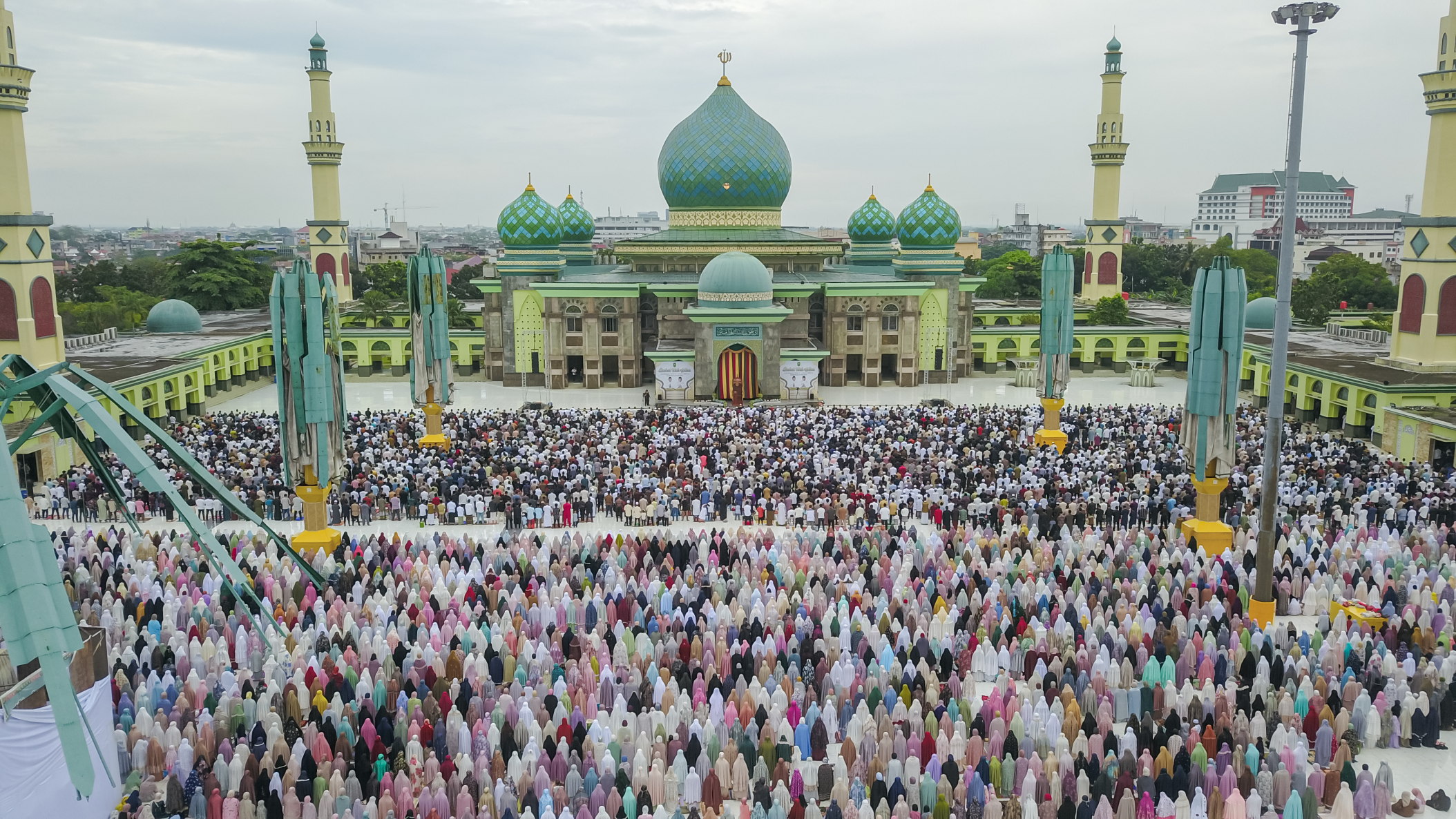 Ribuan umat muslim melaksanakan Salat Iduladha 1446 H di Halaman Masjid Raya An-Nur Provinsi Riau, Pekanbaru, Jumat (6/6/2025).