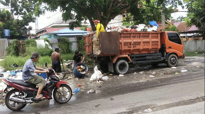 Petugas DLHK Pekanbaru mengambil alih pengangkutan sampah pasca karyawan PT EPP mogok kerja sejak, Kamis (5/6/2025) lalu.