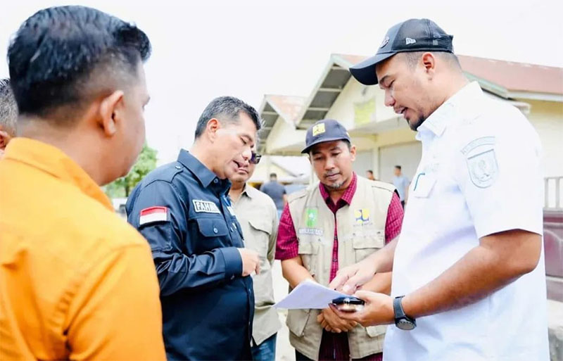 Bupati Inhu, Ade Agus Hartanto melihat data perbaikan Jalan Lintas Tengah bersama Dinas PUPR, Kamis (5/6/2025).