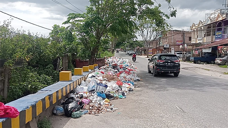 Tumpukan sampah banyak terlihat di sejumlah ruas jalan protokol dan alternatif di Pekanbaru, salah satunya di Jalan Paus Kecamatan Marpoyan Damai, Sabtu (7/6/2025).