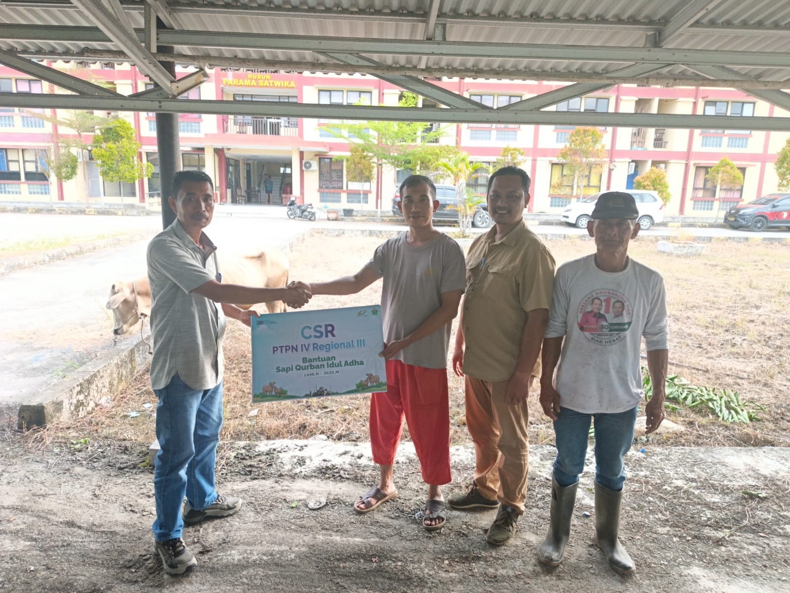 Manajemen PTPN V menyerahkan bantuan hewan kurban kepada masyarakat, beberapa waktu lalu.