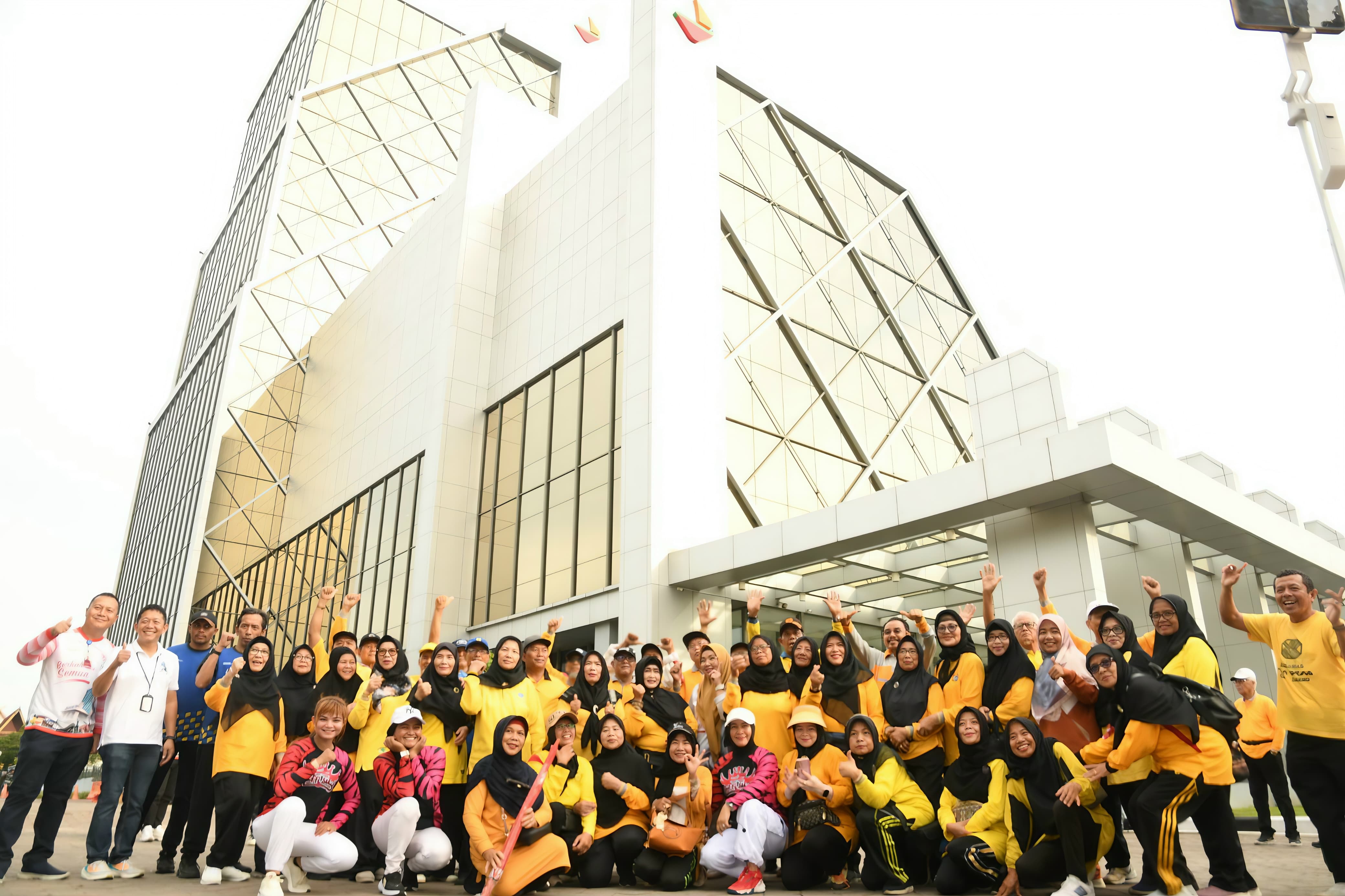 Kegiatan senam sehat dan pemeriksaan kesehatan gratis bagi nasabah Bank Riau Kepri (BRK) Syariah di halaman Kantor BRKS Pekanbaru Cabang Utama, pada Senin (02/06/2025).