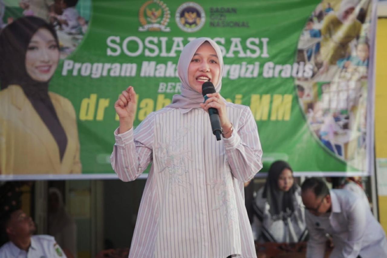 Anggota Komisi IX DPR RI Maharani memberi penjelasan manfaat MBG di Halaman Kantor Desa Sekeladi, Kecamatan Tanah Putih, Kabupaten Rokan Hilir,Rabu (4/6/2025).