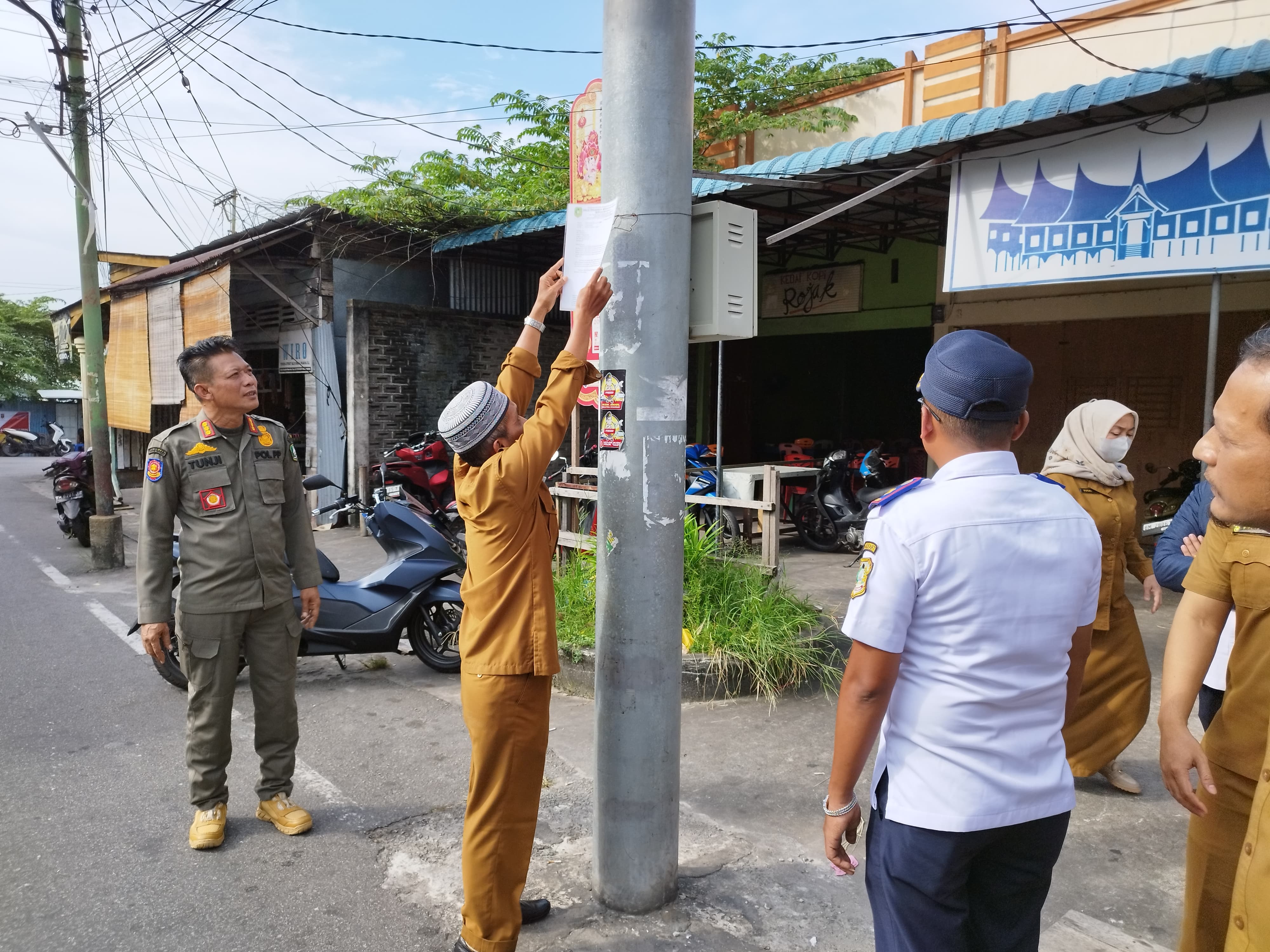 Jajaran lintas OPD Meranti monitoring papan iklan tak berizin yang berdiri di Jl A Yani tidak jauh dari DPMPTSP Kabupaten Kepulauan Meranti
