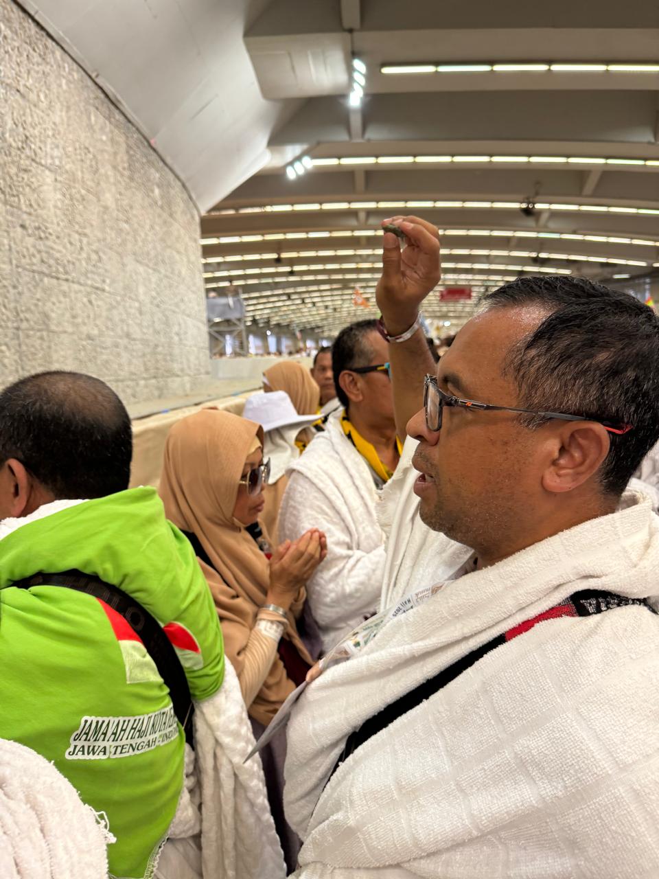 Jemaah haji Rohil melaksanakan melontar jamrah di Jamarat.