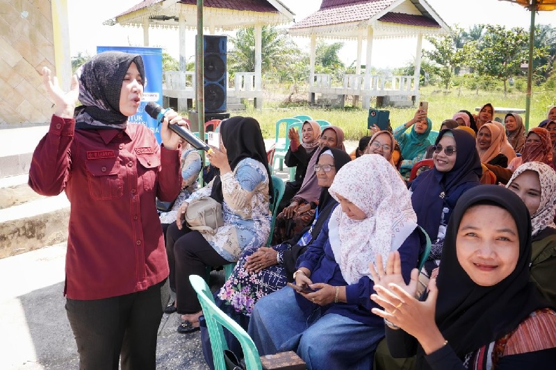 Anggota Komisi IX DPR RI Maharani memberi arahan saat kegiatan sosialisasi  MBG yang digelar  di Ruang Terbuka Hijau (Desa Bagan Cempedak, Kecamatan Rantau Kopar, Rokan Hilir, Riau, Kamis (5/6/2025).