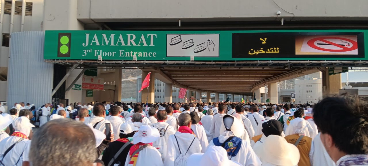 Jemaah haji asal Riau berjalan menuju jamarat di Mina untuk melontar jumrah, Sabtu (7/6/2025).