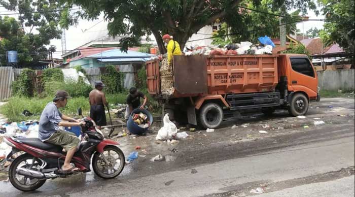 Petugas DLHK Pekanbaru mengambil alih pengangkutan sampah pascakaryawan PT EPP mogok kerja sejak, Kamis (5/6/2025) lalu.